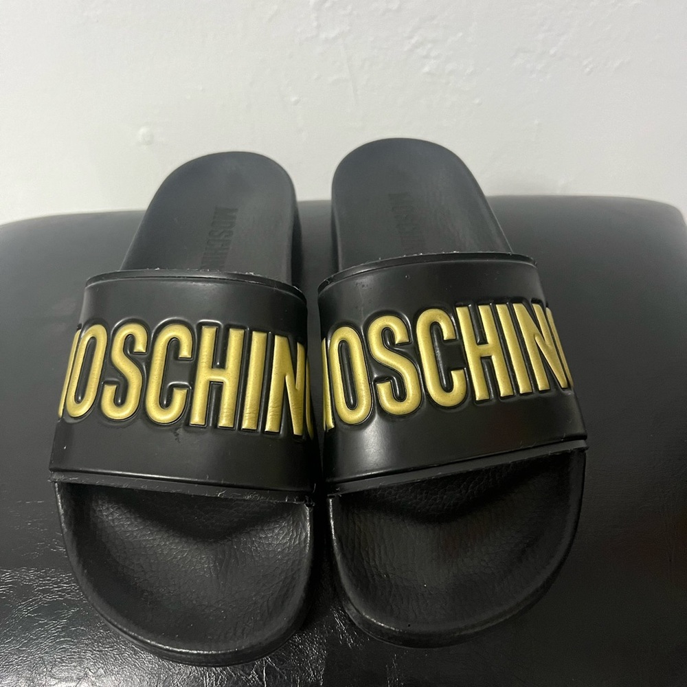 Moschino logo pool slides